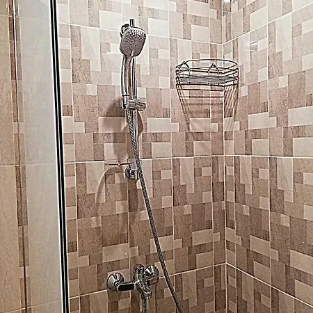 Ilarion 5 At Center Warna