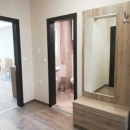 Ilarion 5 At Center Warna